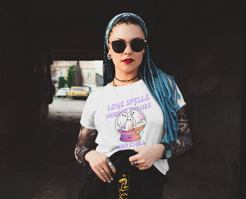 Camiseta de algodón "Hechizos de amor, películas de terror y relax" - Blanco
